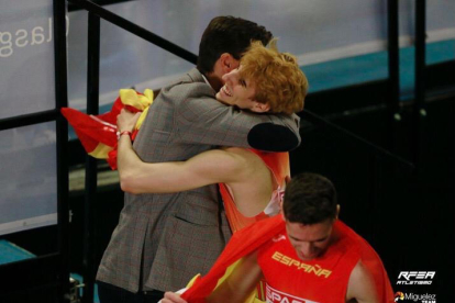 Erta s’abraça amb el president de l’Espanyola, Raúl Chapado.