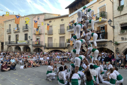 Baile de sardanas en la plaza de Castelldans con motivo de su fiesta mayor.