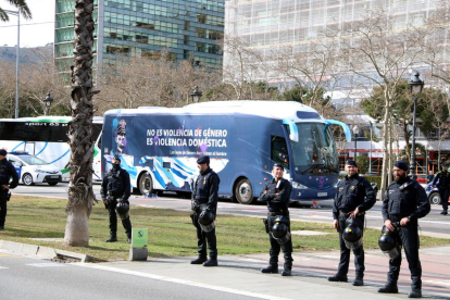 El polèmic autobús antifeminista, ahir a Barcelona.