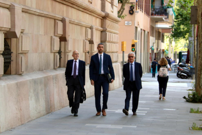 Bernat Solé, al centre de la imatge, a la seua arribada al Tribunal Superior de Justícia de Catalunya.