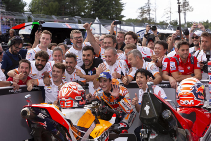 Marc Màrquez celebra con su equipo la sexta victoria de la temporada, que le acerca a un nuevo título de campeón de MotoGP.