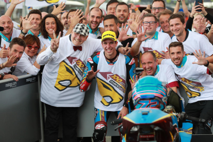 Marc Màrquez celebra con su equipo la sexta victoria de la temporada, que le acerca a un nuevo título de campeón de MotoGP.