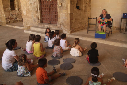 Una quinzena de nens amb els seus familiars van estrenar ahir la ‘Tarda de contes a la Seu Vella’.