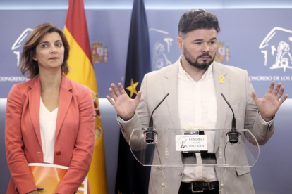 El portaveu d’ERC, Gabriel Rufián, ahir, amb la diputada Carolina Telechea, després de la reunió amb el PSOE.