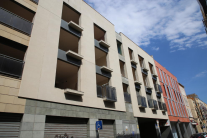 Imagen de ayer del edificio de Sant Martí, con la mayoría de sus balcones sin protección. 