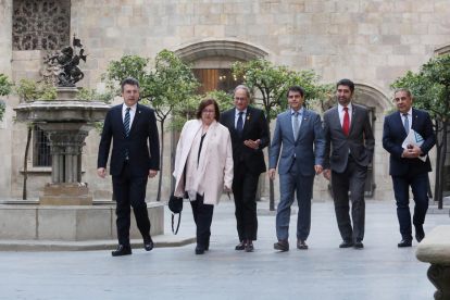 Perelló, Torra i Puigneró, amb els representants de les altres tres diputacions.