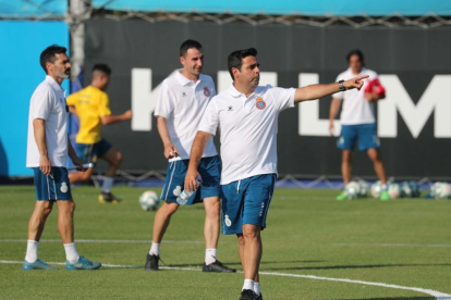 David Gallego, ayer dirigiendo el entrenamiento del Espanyol.