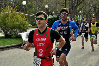 El triatleta lleidatà Sergi Jurado, en una prova de triatló durant el tram de ciclisme.