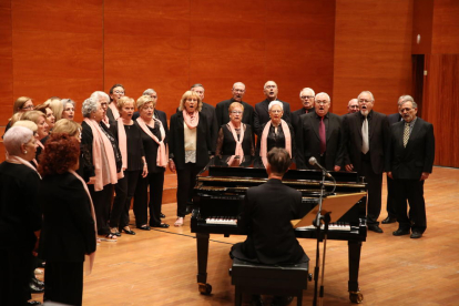 El coro del Aula d’Extensió Universitaria de Lleida puso ayer el hilo musical a la ceremonia de clausura. 