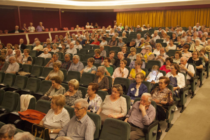 El coro del Aula d’Extensió Universitaria de Lleida puso ayer el hilo musical a la ceremonia de clausura. 