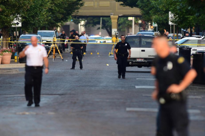 Policies a la zona de Dayton (Ohio) on es va produir el tiroteig en el qual van morir deu persones, inclòs l’autor.