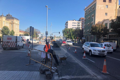 Tall d'un carril de Príncep de Viana per renovar la vorera i la calçada