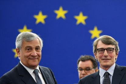 El conservador italià Tajani passa el testimoni al seu compatriota socialista Sassoli a l’Eurocambra.
