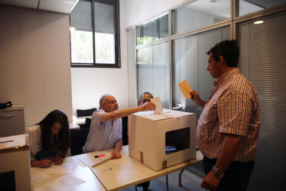 Un votant ahir a la seu d’Agricultura de Lleida.