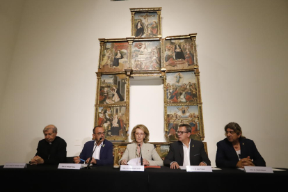 Roda de premsa després de la reunió del plenari del Consorci del Museu de Lleida, ahir davant del retaule renaixentista de Cubells.