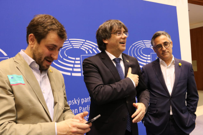 Puigdemont i Comín entren a l’Eurocambra - Carles Puigdemont i Toni Comín, eurodiputats electes de JxCat en les passades eleccions europees, van poder entrar ahir al Parlament Europeu, acompanyats per l’eurodiputat sortint del PDeCAT Ramon Tr ...