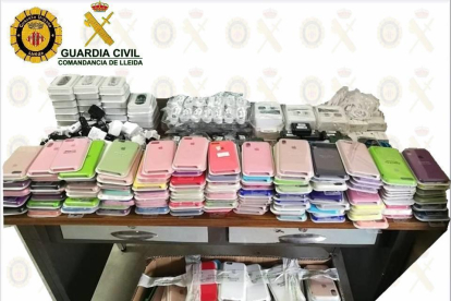 Material falsificat intervingut per la Guàrdia Civil en dos establiments de Lleida