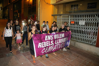 Nova concentració ahir a la nit de Marea Lila pel centre de Lleida.