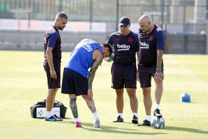Messi señala la zona en la que se lesionó, durante la sesión de entrenamiento de ayer.