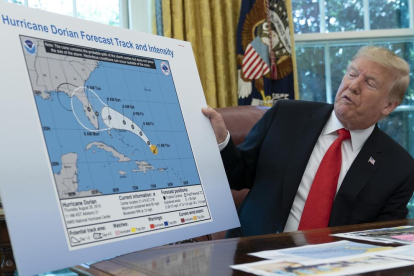 Donald Trump junto a un mapa manipulado.