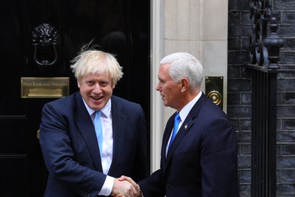 Boris Johnson junto al vicepresidente estadounidense Mike Pence.