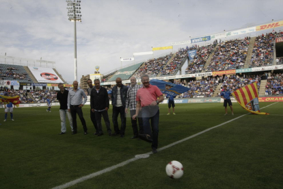 Miguel Rubio, junto con los héroes del 93 del Lleida, en un homenaje durante el play off de ascenso del 2013