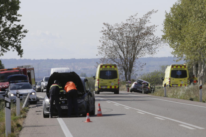 Accidente entre dos vehículos en la N-240 a su paso por el término de Lleida, ayer.