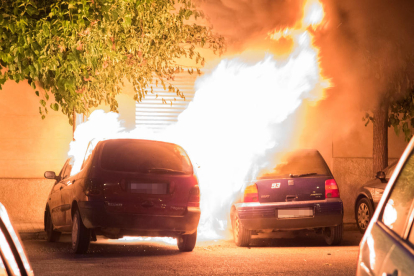 Cremen dos vehicles a la cèntrica plaça Pius XII de Cervera