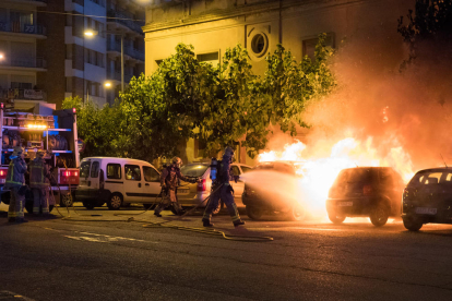 Cremen dos vehicles a la cèntrica plaça Pius XII de Cervera