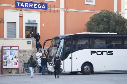 Viajeros en bus en Tàrrega al cancelarse un tren por la ausencia del maquinista el pasado 26 de febrero.