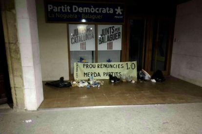 Imagen del aspecto de la sede del PDeCAT en Balaguer tras la protesta.
