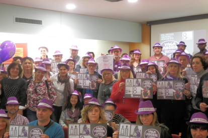 CCOO se suma al movimiento 8M -  El sindicato Comisiones Obreras en Lleida, que ayer celebró una asamblea para reclamar el cumplimieto de los acuerdos salariales y modificar la reforma laboral, se sumó a la convocatoria de la huelga laboral del 8 ...