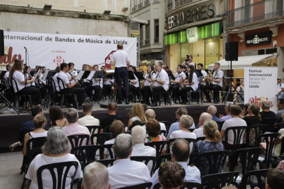 La Banda Municipal de Lleida, dirigida por Amadeu Urrea, ayer durante su actuación delante de la Paeria.
