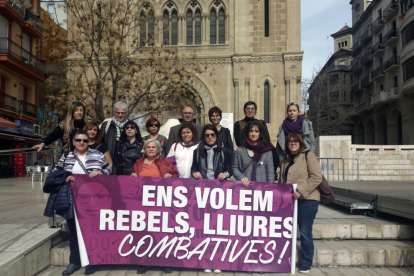 CCOO se suma al moviment 8-M - El sindicat Comissions Obreres a Lleida, que ahir va celebrar una assemblea per reclamar el compliment dels acords salarials i modificar la reforma laboral, es va afegir a la convocatòria de la vaga laboral del 8 de  ...