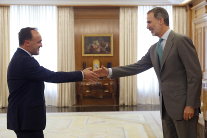 El rey Felipe VI saluda al presidente de Unión del Pueblo Navarro (UPN), José Javier Esparza Abaurrea, esta mañana en el Palacio de la Zarzuela.