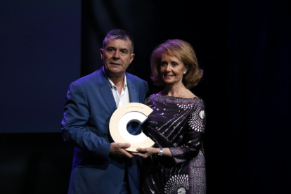 El director del Museu de Lleida, Josep Giralt, recibió el premio de manos de la consellera de Cultura.