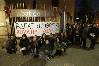 Protesta ayer organizada por el colectivo Dones Lleida ante el obispado ante los casos de pederastia. 