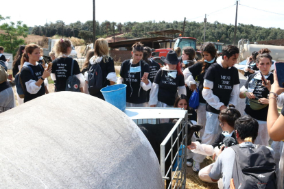 Imagen general de los activistas durante la protesta en una granja de Sant Antoni de Vilamajor.