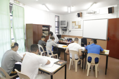 Sis menors d’El Segre, ahir durant una classe de llengua catalana.