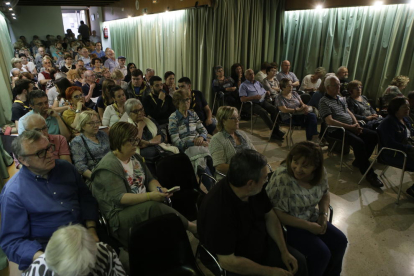 Un centenar de persones van omplir la sala d’actes de l’Ateneu, ahir a l’assemblea extraordinària.