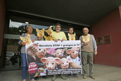 Imagen de la concentración de la entidad ecologista Ipcena ante la sede de Agricultura en Lleida. 