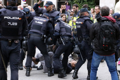 Imatge de policies carregant durant l’1 d’octubre a Girona.