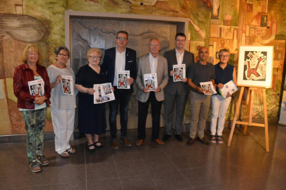 Foto de familia de los responsables de la revista ‘Donem sang’ con el presidente de la Diputación.