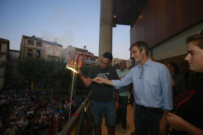 Los niños de Castelldans se lo pasaron en grande con las cucañas. A la derecha, el periodista Lluís Caelles abriendo las fiestas de Tremp. 