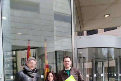 José Antonio Ortiz Cambray, a la dreta, el passat dilluns dia 4, després de presentar una denúncia davant la Fiscalia de Lleida.