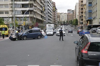 Colas en la avenida Catalunya tras una colisión entre dos coches. 