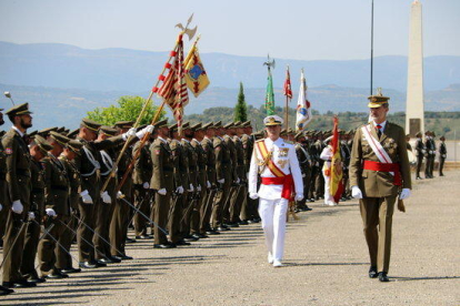 El Rey Felipe VI pasando revista a la tropa a la llegada a la Academia militar de Talarn