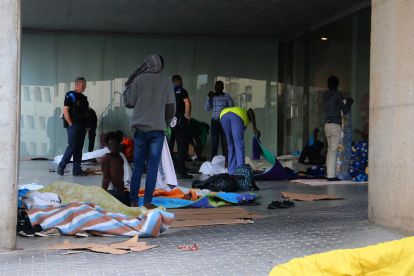 Una vintena de temporers dormen cada nit sota la coberta del centre cívic de l’Ereta.