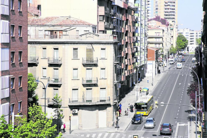 Imatge de Príncep de Viana amb els dos edificis que sobresurten al costat de Prat de la Riba i Alfred Perenya.