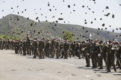 Los sargentos de la 44 promoción de la academia militar lanzando la gorra al aire después de que el rey ordenara romper filas. 